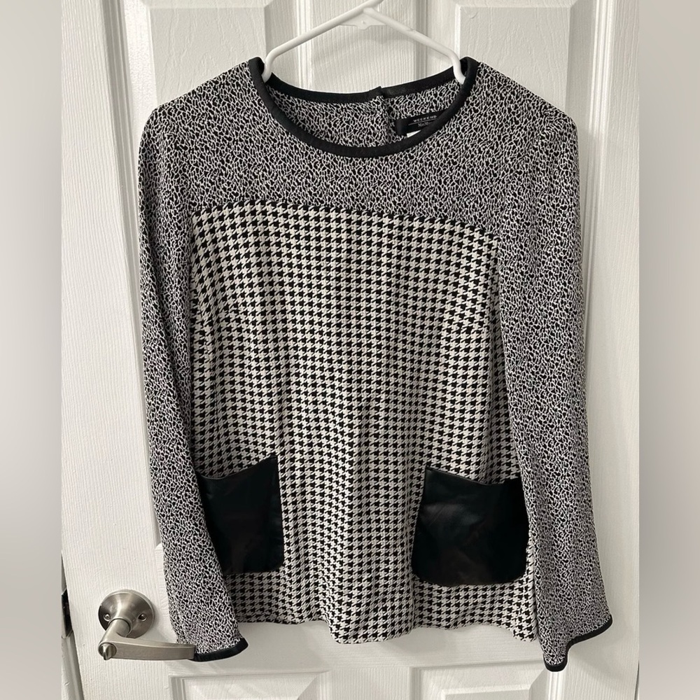 Weekend Max Mara Blouse / Shirt Black
And White Print Size 8 US